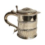 WILLIAM COMYNS, A LARGE EARLY 20TH CENTURY BRITANNIA SILVER TANKARD Having hinged lid with flutes,