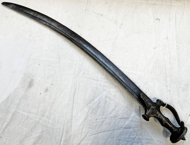18TH/19TH CENTURY TULWAR WITH 62CM LONG CURVED & FULLERED BLADE WITH ...
