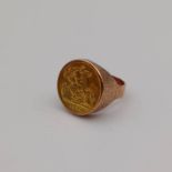 9CT GOLD 1926 PRETORIA MINT HALF SOVEREIGN SIGNET RING - 9.