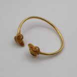 18CT GOLD RAMS HEAD TORQUE BANGLE, THE TWIN RAMS HEAD SET WITH RUBY EYES - 17.0G, 6.