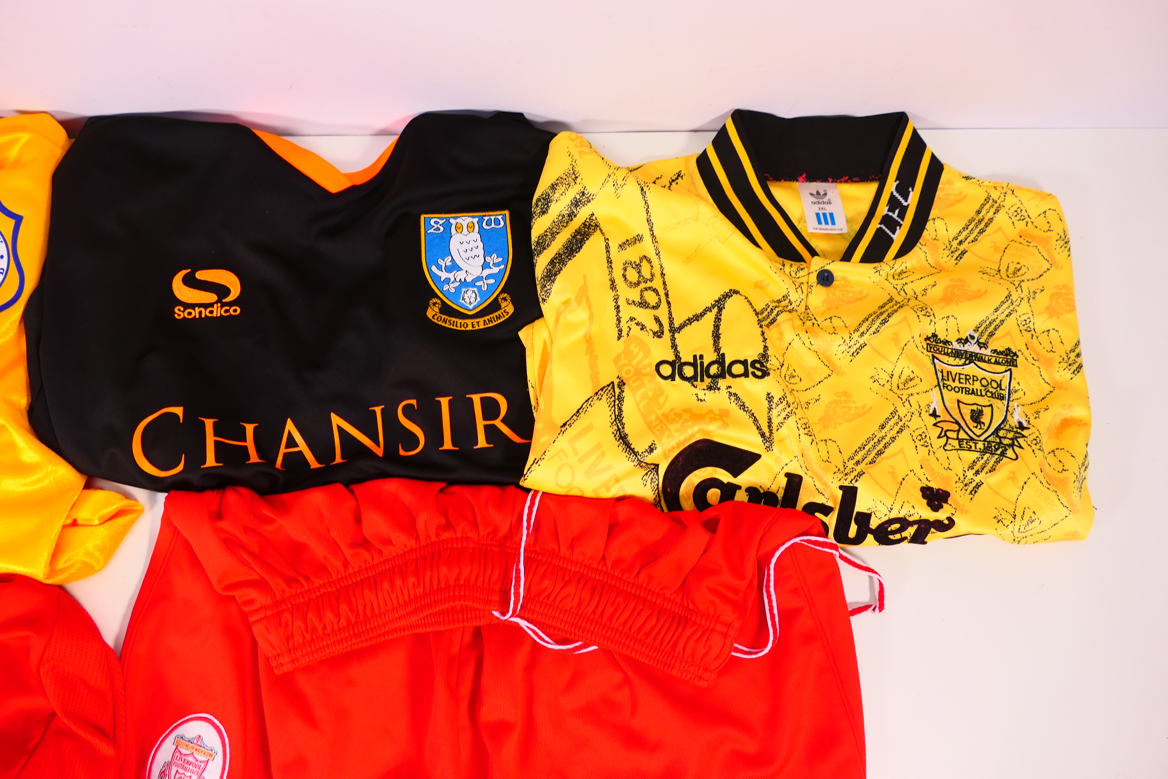 Replica football shirts and shorts to include a Score Draw Official Retro Leicester City Football - Image 3 of 4