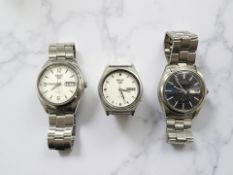 A gent's stainless steel Seiko 5 automatic centre seconds calendar wristwatch, ref.