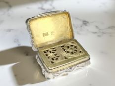 A Victorian silver vinaigrette, Edward Smith, Birmingham 1859, width 3cm.