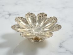 An Edward VII silver pedestal bowl, Atkin Brothers, Sheffield 1905, diameter 17cm.