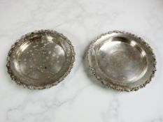 A pair of Edward VII silver drinks coasters, Elkington & Co Ltd, Birmingham 1904, diameter 10.5cm.