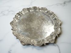 An Edward VII silver card tray, Walker & Hall, Sheffield 1907, diameter 22cm.