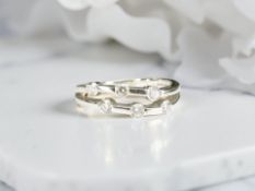 An 18ct white gold diamond ring, size L CONDITION REPORT: 3.