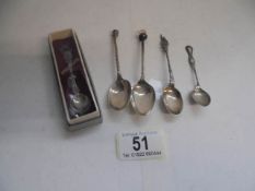 Five small silver spoons, 40 grams.