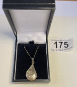 A gold 9ct pear shaped locked engraved with flowers & attached gold chain