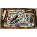 Tray of vintage pen knives etc.