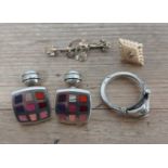 A mixed lot comprising an odd earring marked '750', weight 1.6g, a brooch marked '9ct', weight 1.6g,