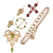 A SELECTION OF GOLD JEWELLERY, including an opal-set gold bracelet on a gold curb-link back chain, a