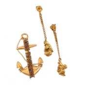 A PAIR OF GOLD NUGGET EARRINGS AND A GOLD HMS ROYAL OAK ANCHOR BROOCH, both stamped 9ct, gross