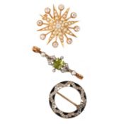 A SMALL COLLECTION OF JEWELLERY, 19TH CENTURY AND LATER, comprising; a peridot, seed pearl and