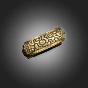 AN EARLY 19TH CENTURY GOLD POISON RING, chased with floral scrolls between polished borders, the