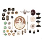 A SELECTION OF JEWELLERY, 19TH CENTURY AND LATER, including a shell cameo brooch, an onyx and