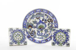 AN IZNIK STYLE CHARGER OTTOMAN, LATE 19TH / 20TH CENTURY a central flowerhead surrounded by