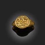 AN ELIZABETH I STYLE HEAVY GOLD SIGNET RING,