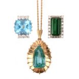 A SMALL COLLECTION OF JEWELLERY