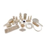 A mixed lot of silver items,