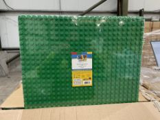 40 X BRAND NEW STRCITLY BRIKS 16.25 X 13.75 STACKABLE BASEPLATES (COLOURS MAY VARY) (LOC: 25.7-