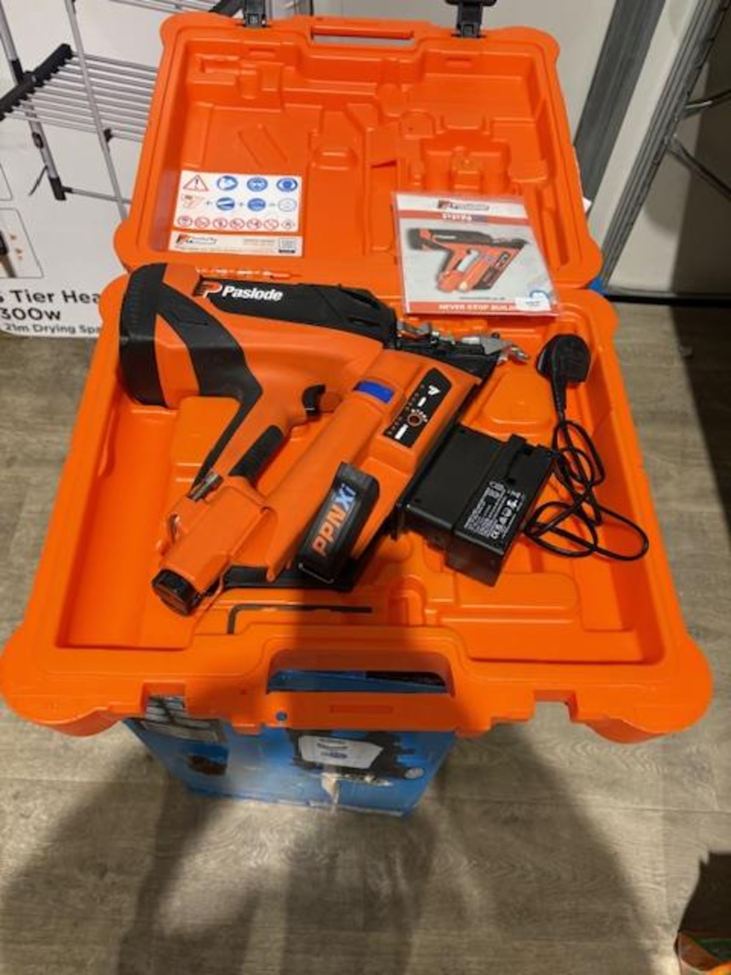 Paslode PPNXI 35mm 7.4V 1 x 2.1Ah Lithium First Fix Cordless Gas Nail Gun with Battery, Chargrer &