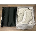 BRAND NEW DEL-CORE Draped Boots 105-Soraya Shiny - OFF WHITE - SIZE 38. RRP £990. Step into