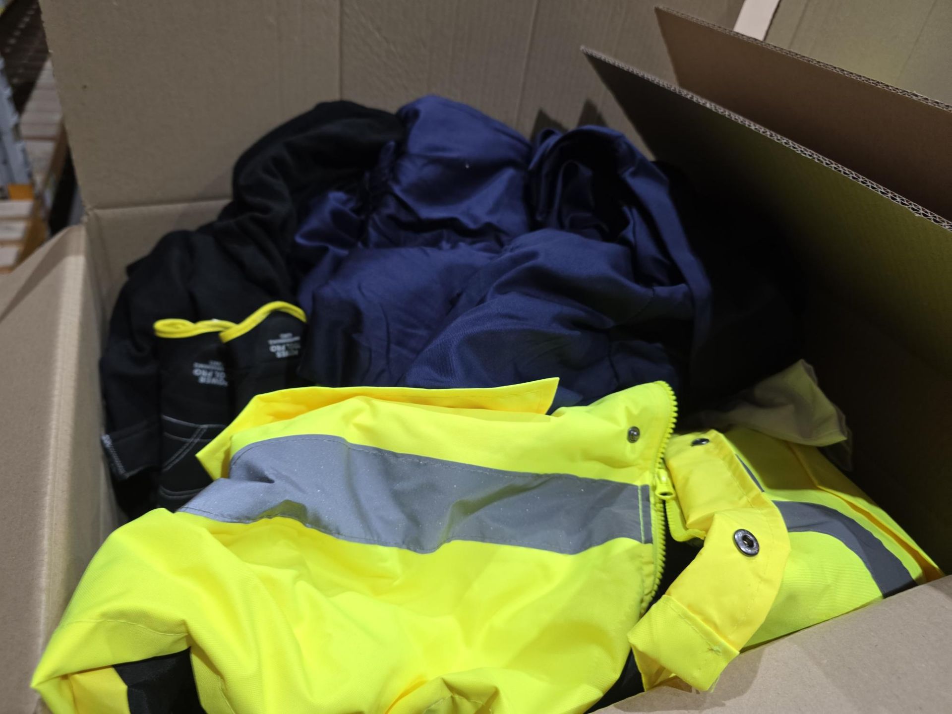 Pallet of High-Value Portwest Workwear – RRP £8,000–£12,000 per Pallet DESCRIPTION: Each pallet - Image 25 of 39