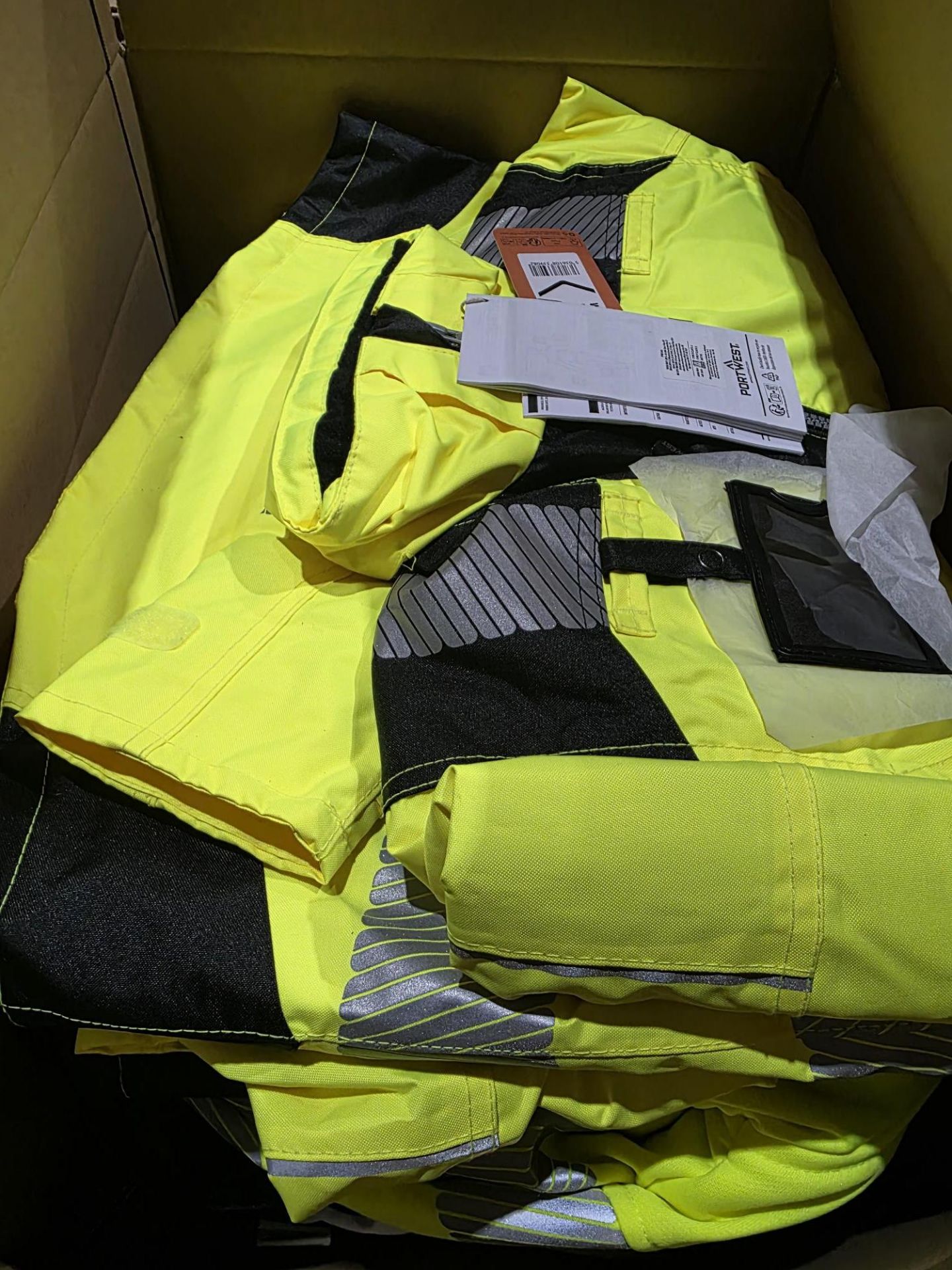 Pallet of High-Value Portwest Workwear – RRP £8,000–£12,000 per Pallet DESCRIPTION: Each pallet - Image 33 of 39