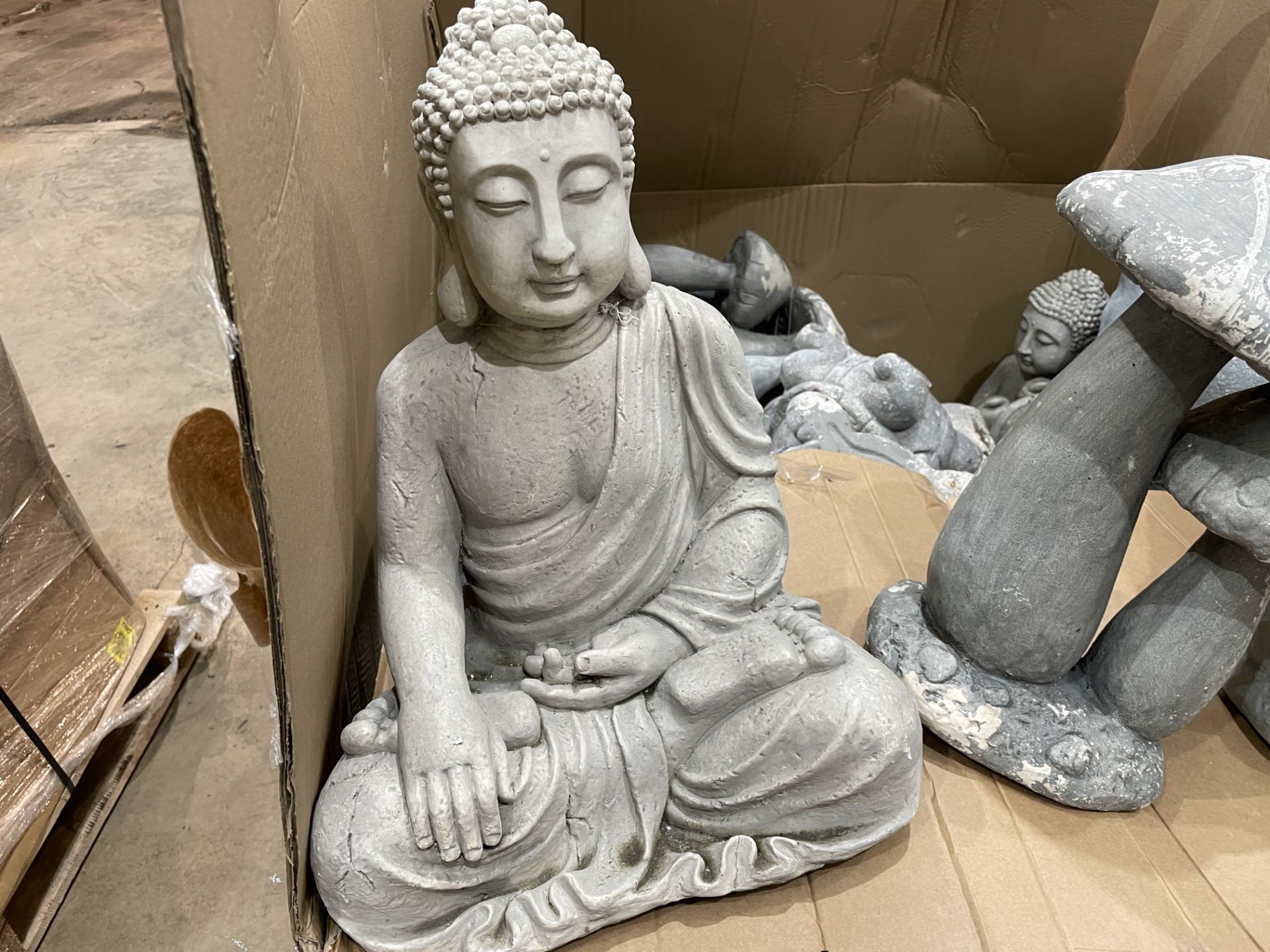 10 X CONCRETE EFFECT GARDEN ORNAMENTS (DESIGNS MAY VARY) (LOC: 17.11-AA575)