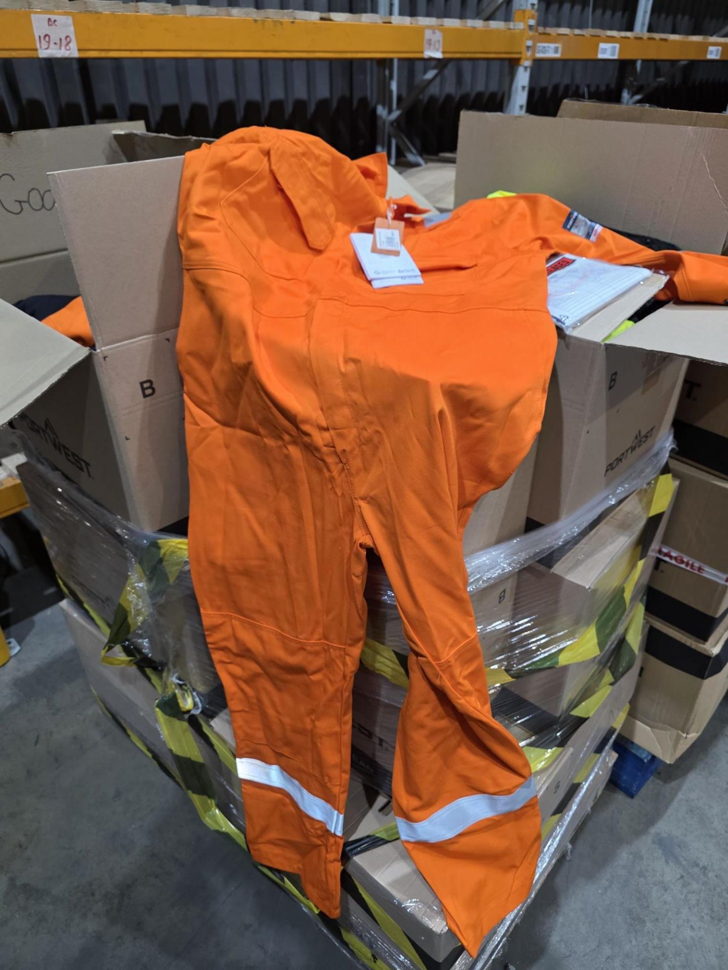Pallet of High-Value Portwest Workwear – RRP £8,000–£12,000 per Pallet DESCRIPTION: Each pallet - Image 28 of 39