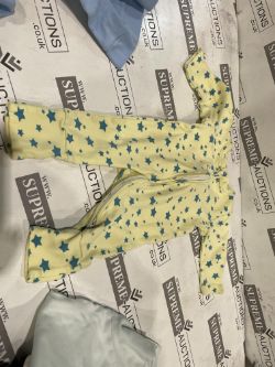 (NO VAT) 100 PIECES OF BUNDLEE ORIGINALS BABY CLOTHING. STOCK COULD INCLUDEINCLUDING ZIP UP SLEEP