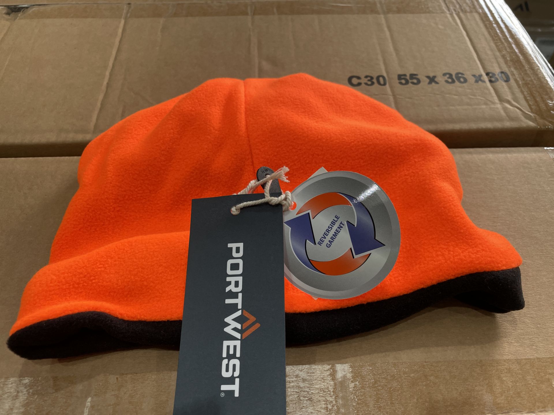 72 X BRAND NEW PORTWEST HI VIS REVERSIBLE BEANIE WINTER WORK HATS (LOC: 45.7-AA656)