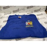 UNFRAMED MANCHESTER UNITED 1968 EUROPEAN CUP WINNING TEAM SIGNED BLUE RETRO SHIRT WITH CERTIFICATION