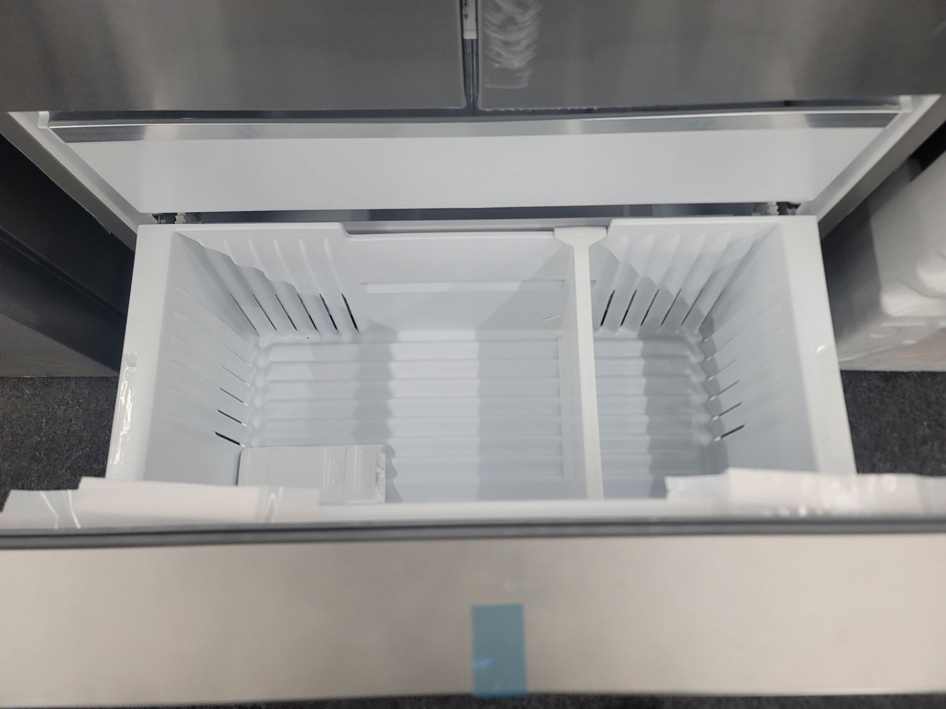 BOSCH 500 SERIES 36" SMART FREESTANDING FRENCH DOOR 15.2 CU. FT. REFRIGERATOR / 6.4 CU. FT. - Image 3 of 4