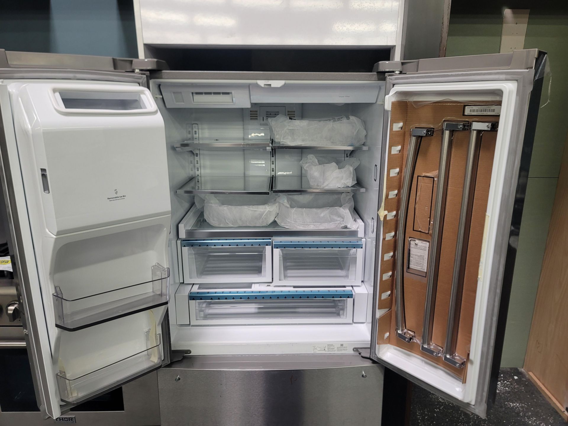 KITCHENAID 36" FREESTANDING FRENCH DOOR 19.03 CU. FT. REFRIGERATOR / 7.77 CU. FT. FREEZER / 26.8 CU. - Image 2 of 4