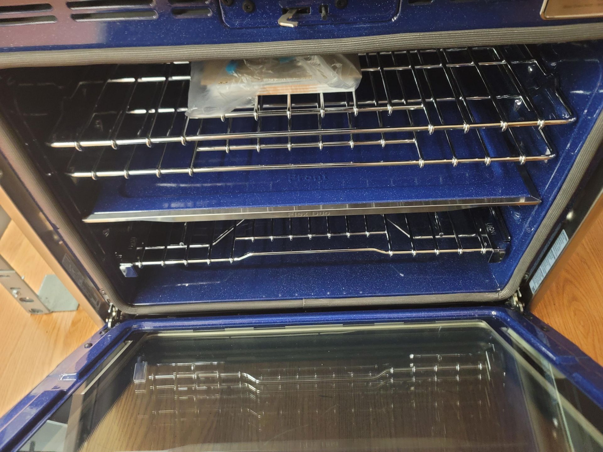 SAMSUNG 30" SMART COMBINATION MICROWAVE & ELECTRIC WALL OVEN, 5.1 CU. FT. CAPACITY, IN BLACK - Image 3 of 4