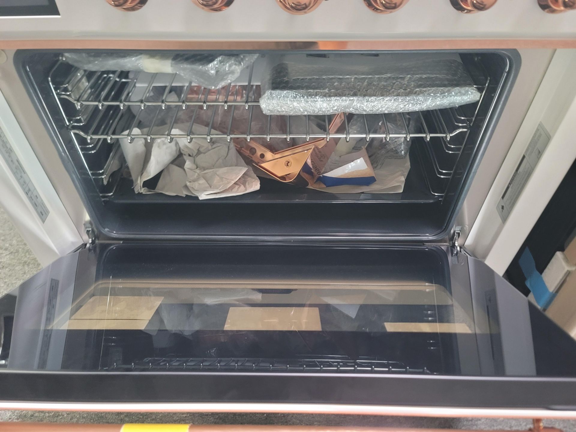 ILVE MAJESTIC II COLLECTION 36" FREESTANDING DUAL FUEL RANGE W/ (6) GAS BURNERS AND 3.5 CU. FT. - Image 4 of 5