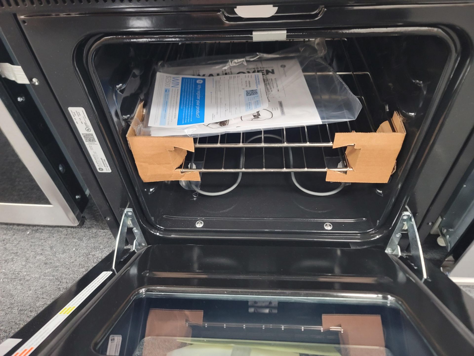 GE 24" SINGLE ELECTRIC WALL OVEN W/ 2.7 CU. FT. CAPACITY IN STAINLESS STEEL AND BLACK, MODEL - Image 3 of 4