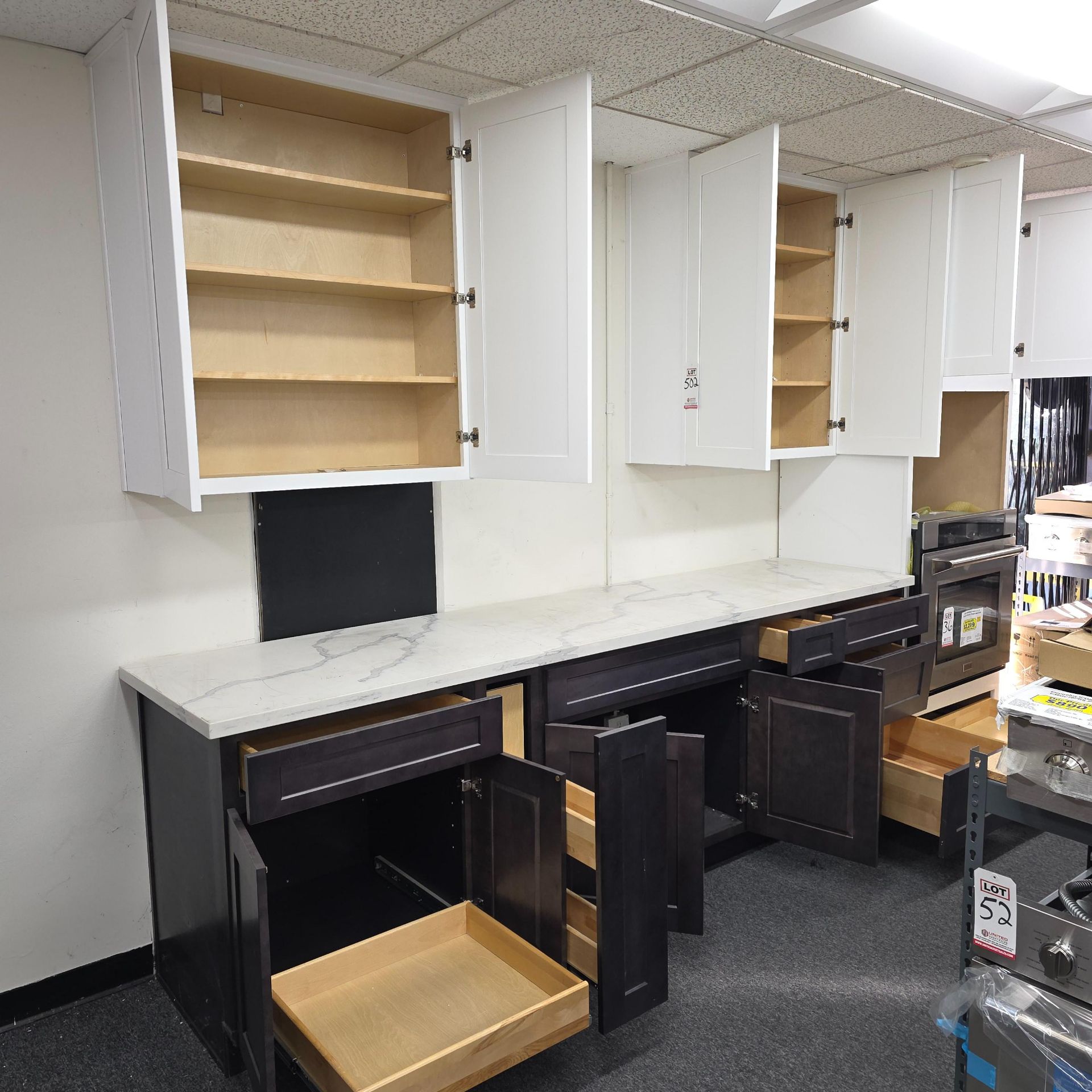 LOT - TWO-TONE KITCHEN CABINET SET W/ 9' OF BASE CABINETS, 31" OVEN CABINET AND (2) 35-1/2" WALL - Image 4 of 5