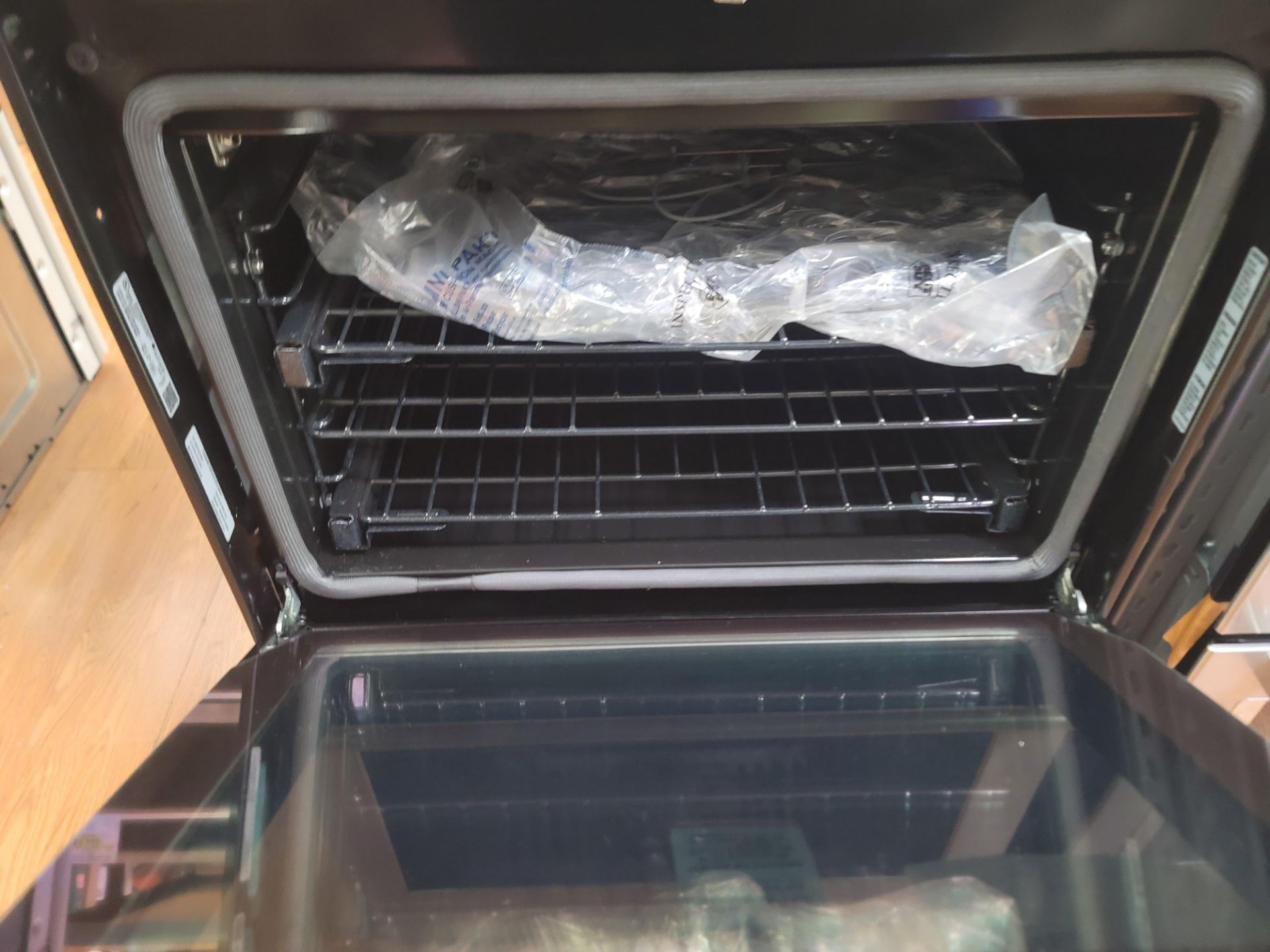 MONOGRAM 30" SMART DOUBLE ELECTRIC WALL OVEN IN STAINLESS STEEL, CAPACITY: UPPER 5.0 CU. FT. / LOWER - Image 4 of 6