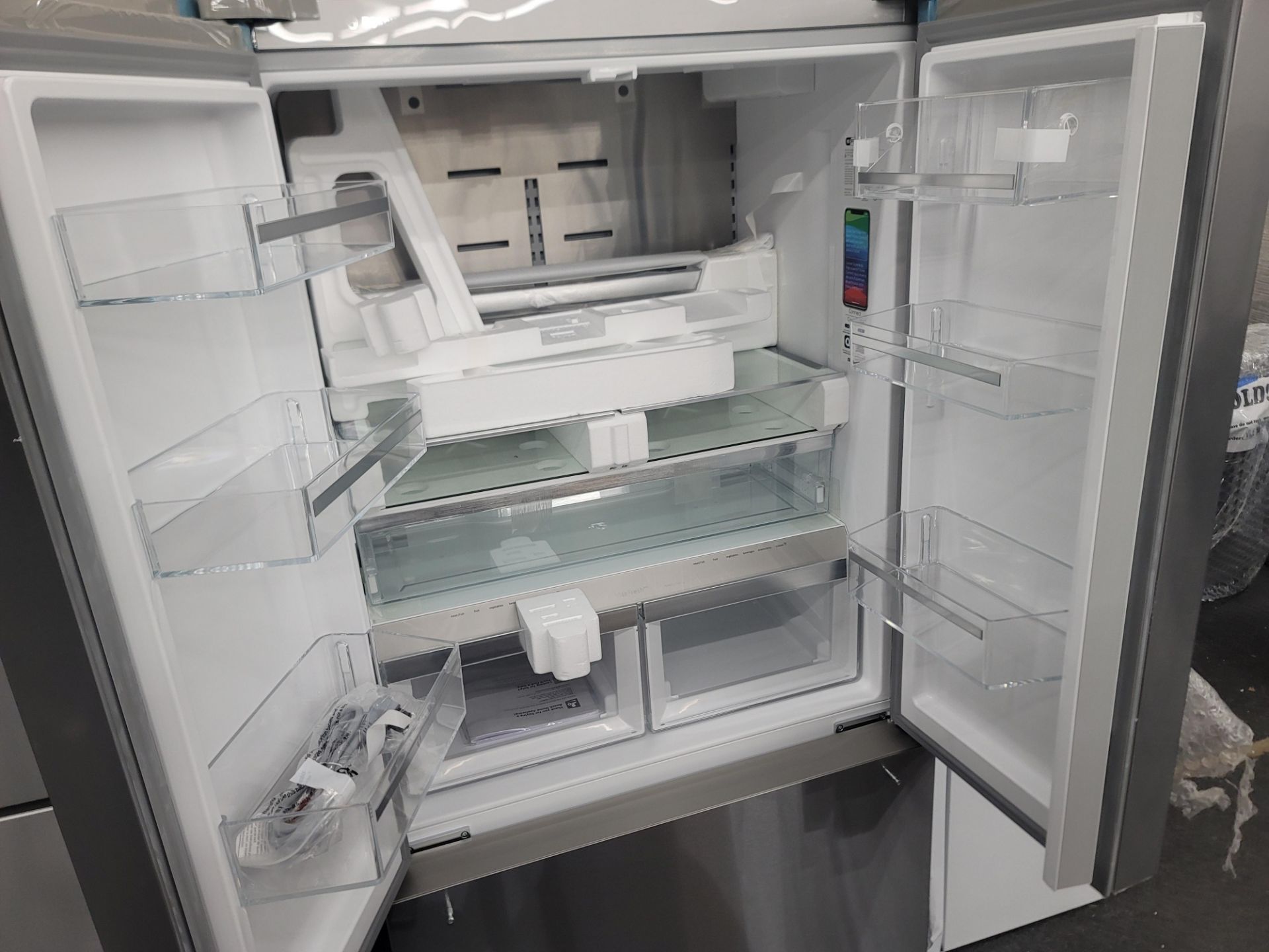 BOSCH 800 SERIES 36" SMART COUNTER DEPTH FRENCH DOOR 15 CU. FT. REFRIGERATOR / 6.0 CU. FT. FREEZER / - Image 4 of 6