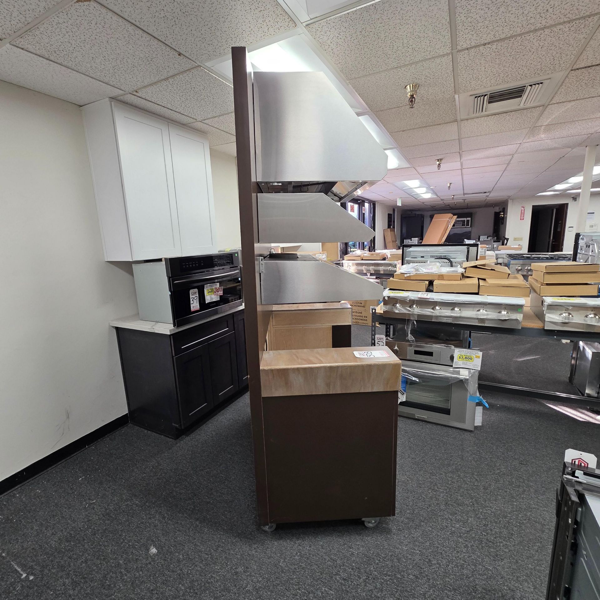 DISPLAY FIXTURE ON CASTERS FOR AN OVEN / RANGE W/ VENTILATION HOOD, FITS UP TO 35-1/2" WIDE OVEN, - Image 3 of 4