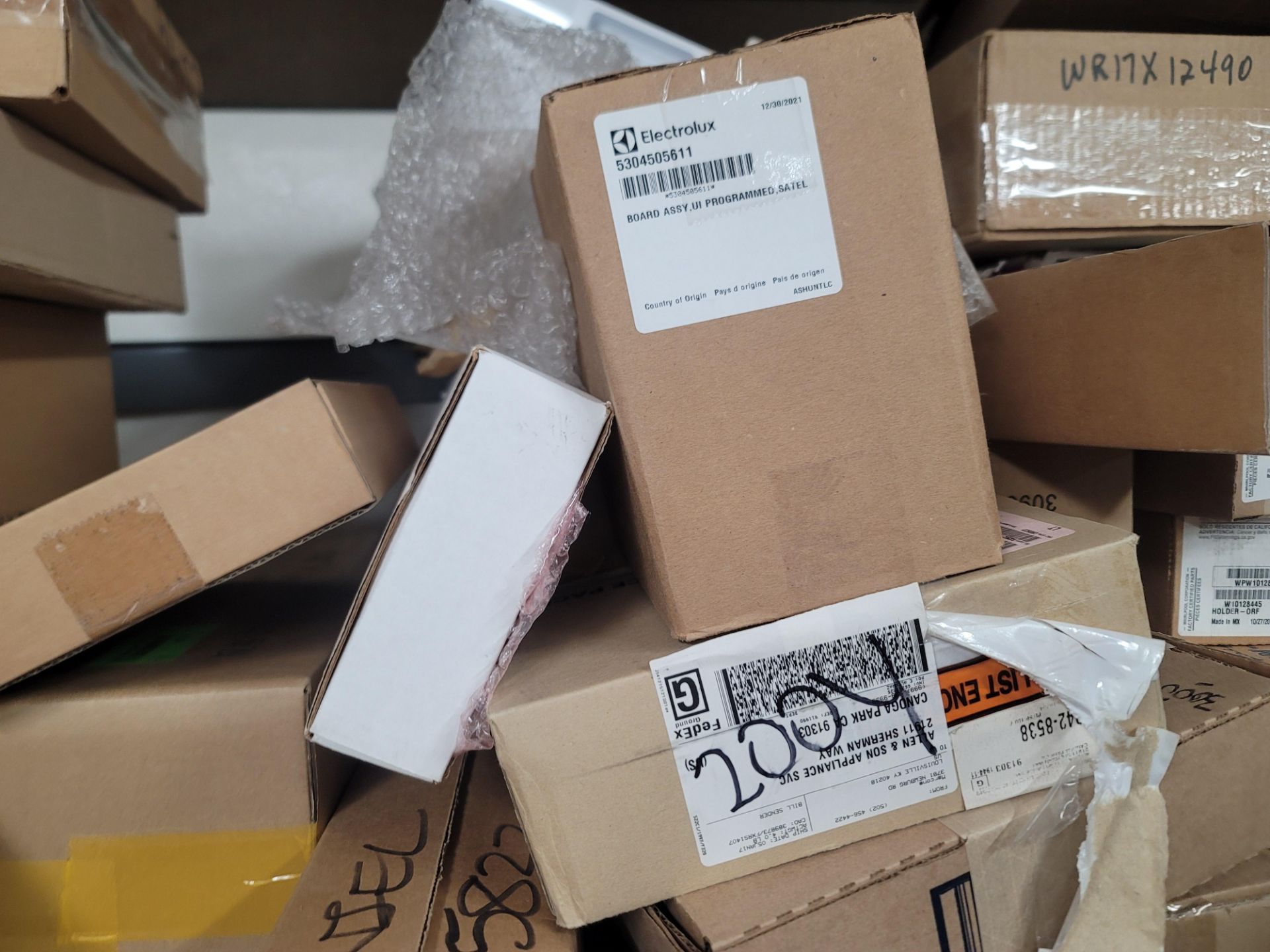 LOT - 8' SHELF UNIT W/ CONTENTS OF APPLIANCE REPLACEMENT PARTS - Image 4 of 23