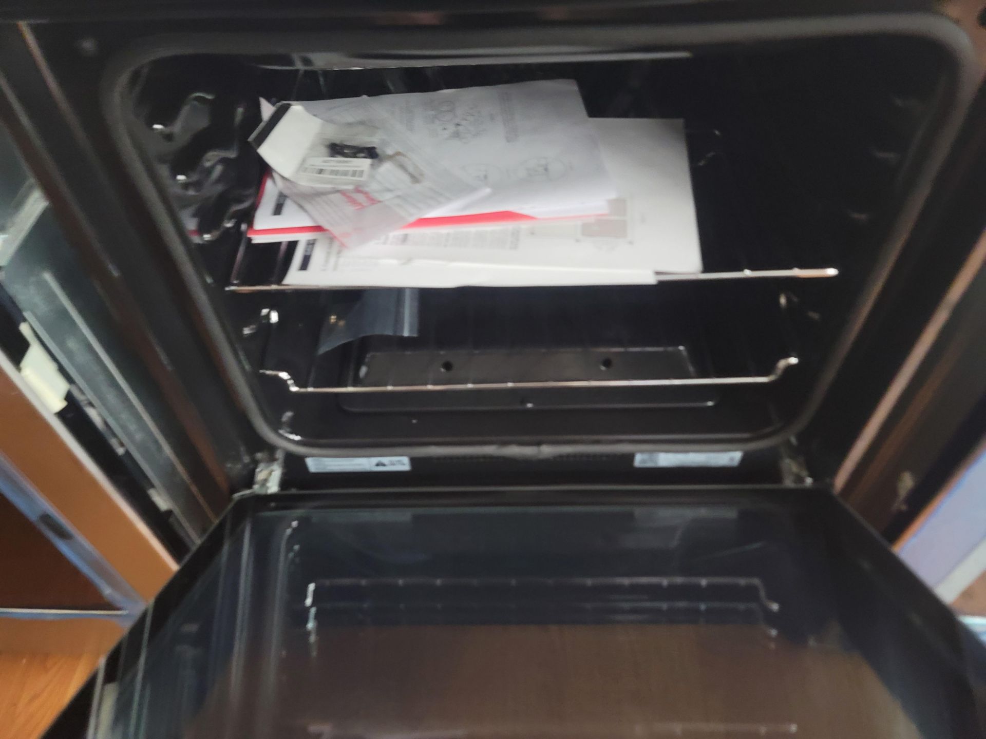 FRIGIDAIRE 24" SINGLE GAS WALL OVEN W/ 2.8 CU. FT. CAPACITY IN BLACK, MODEL GCWG2438AB - Image 2 of 4