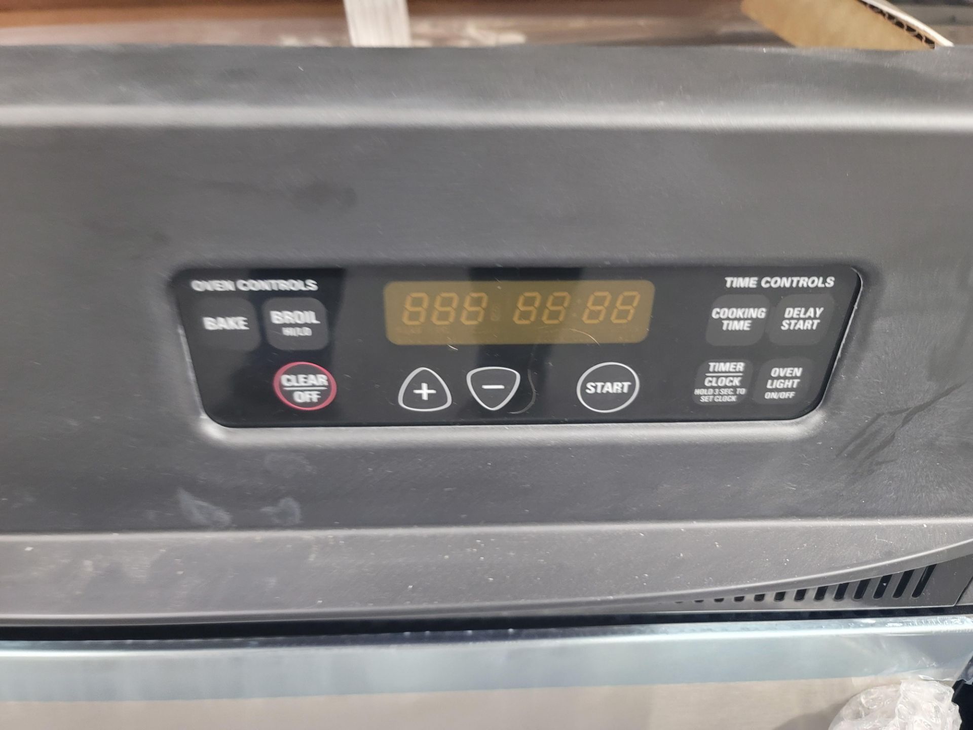 GE 24" SINGLE ELECTRIC WALL OVEN W/ 2.7 CU. FT. CAPACITY IN STAINLESS STEEL AND BLACK, MODEL - Image 2 of 4