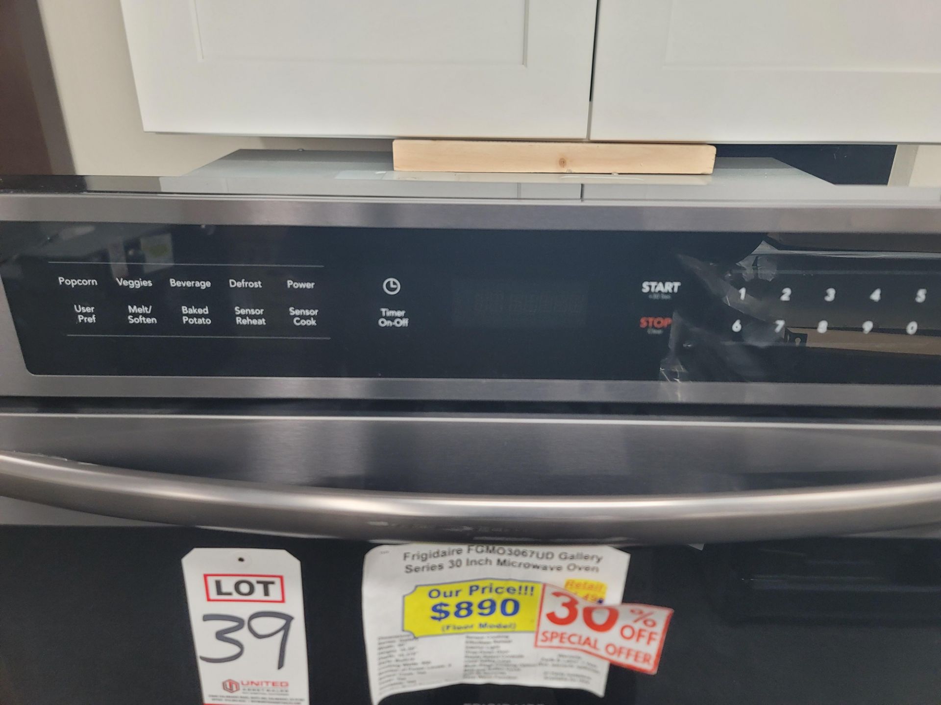 FRIGIDAIRE GALLERY SERIES 30" BUILT-IN MICROWAVE OVEN IN SMUDGE-PROOF (DARK) STAINLESS STEEL, - Image 4 of 5