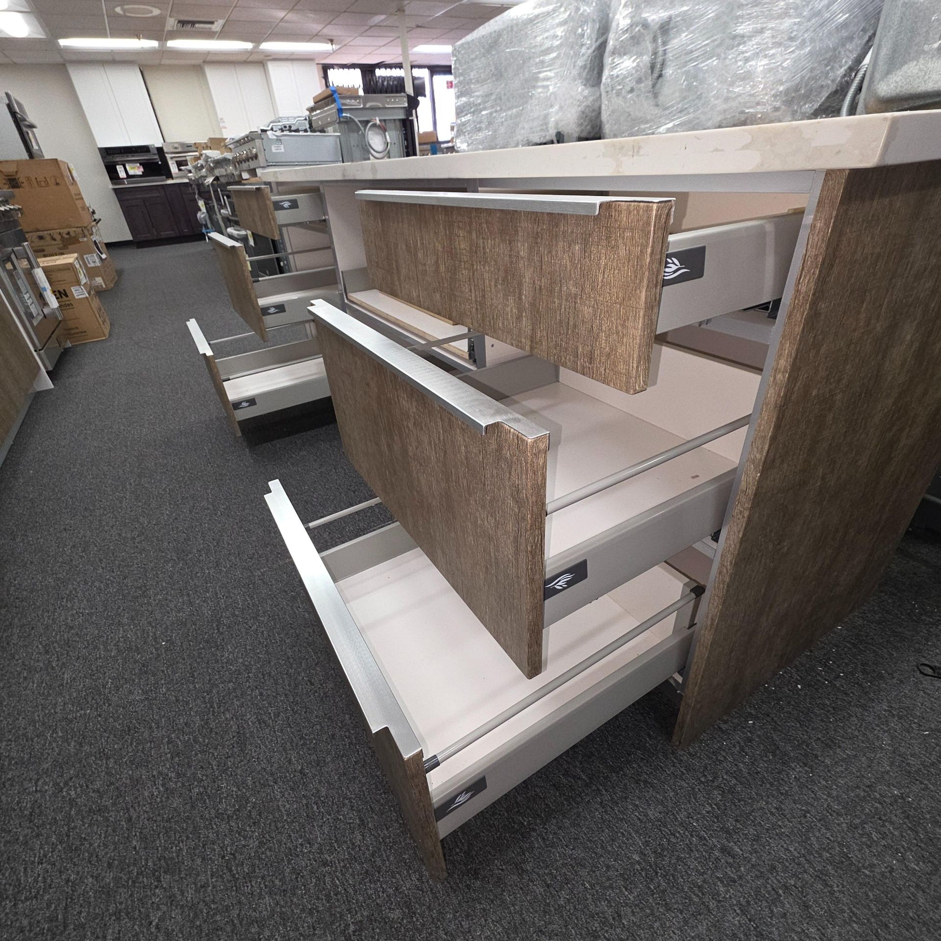 LOT - TWO-TONE KITCHEN CABINET SET W/ (2) 5' OF BASE CABINETS, 37-3/4" OVEN CABINET AND (2) 55" WALL - Image 10 of 10