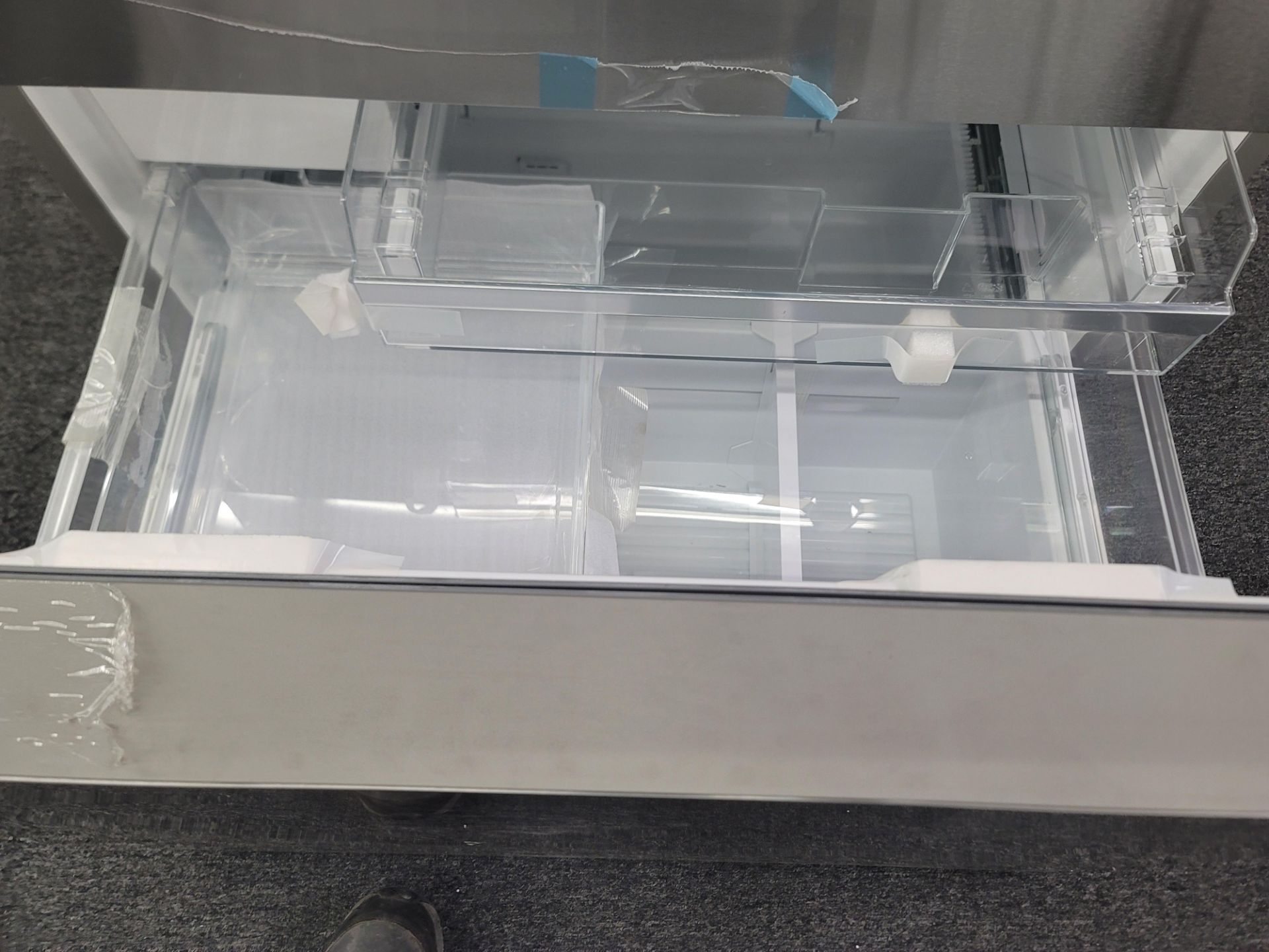 BOSCH 800 SERIES 36" COUNTER DEPTH FRENCH DOOR 14.5 CU. FT. REFRIGERATOR / 6.0 CU. FT. FREEZER / - Image 5 of 6