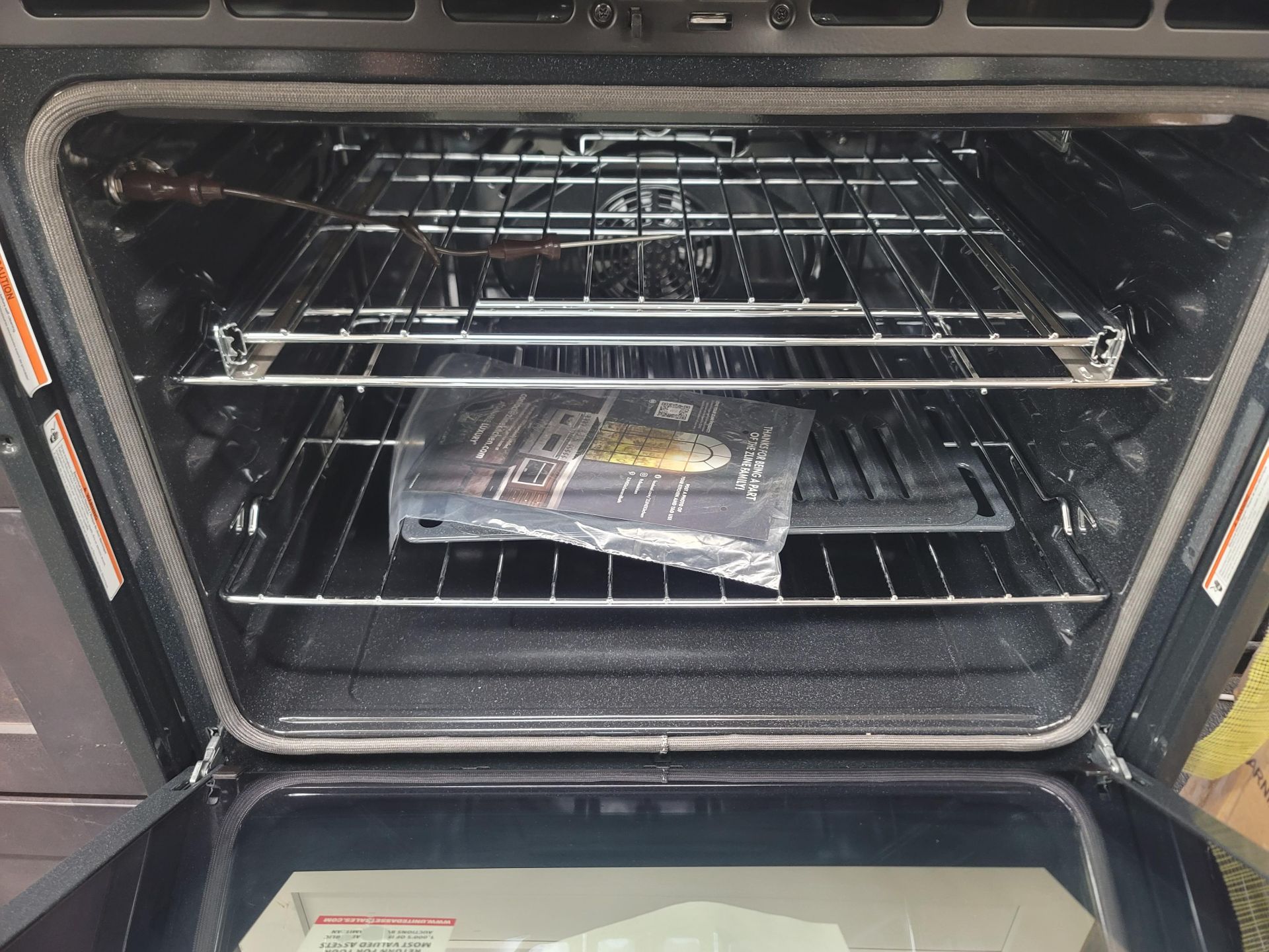 ZLINE 30" ELECTRIC SINGLE WALL OVEN W/ 5.0 CU. FT. CAPACITY IN STAINLESS STEEL, MODEL AWSS30 - Image 3 of 4